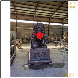 鑄銅關公 腳踩繡球銅獅子雕塑