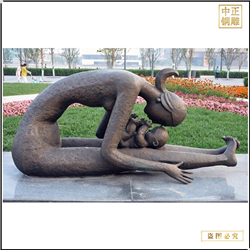 鑄銅關公 母親逗孩子銅雕塑