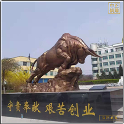 鑄銅關(guān)公 園林奮斗銅牛擺件