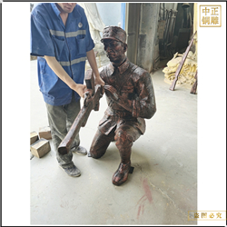 鑄銅關公 室外手拿槍人瞄準人物雕塑