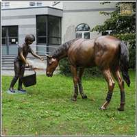 鑄銅關公 小女孩撫摸銅馬雕塑
