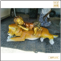 小孩爬狗身上睡覺雕塑 小孩爬狗身上睡覺雕塑