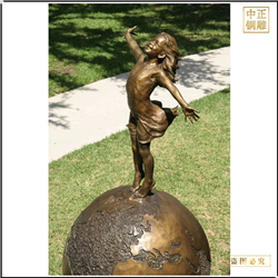 鑄銅關(guān)公 站在地球儀上的小女孩雕塑